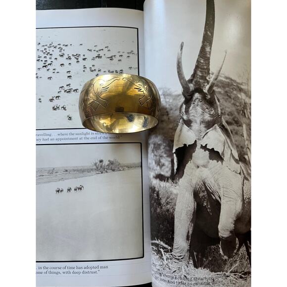 Vintage gold bangle with engraved elephants - Picture 2 of 7